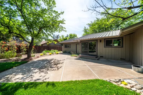 Exterior - 865 Hallmark Dr, Redding, CA 96001 photo 8 of 32