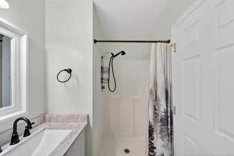 Bath - 839 Springer Dr, Redding, CA 96003 photo 1 of 3