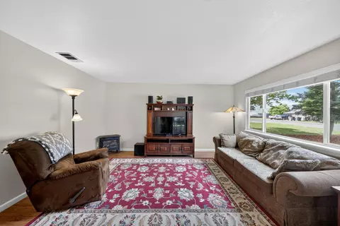 Living - 839 Springer Dr, Redding, CA 96003 photo 2 of 2