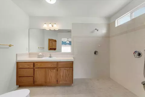 Bath - 2652 Brooch Ct, Redding, CA 96001 photo 2 of 5