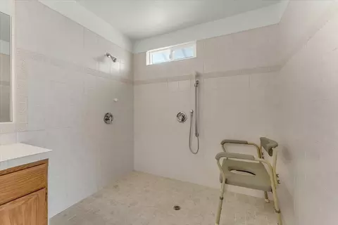 Bath - 2652 Brooch Ct, Redding, CA 96001 photo 3 of 5