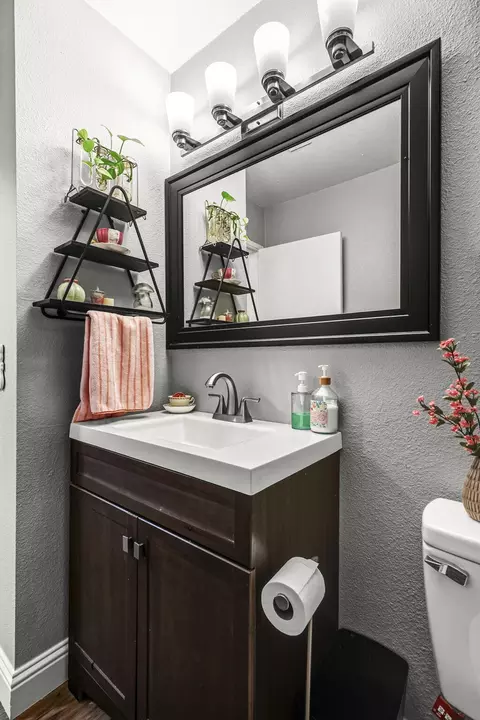 Bath - 2820 Nicole Ct, Anderson, CA 96007 photo 2 of 4