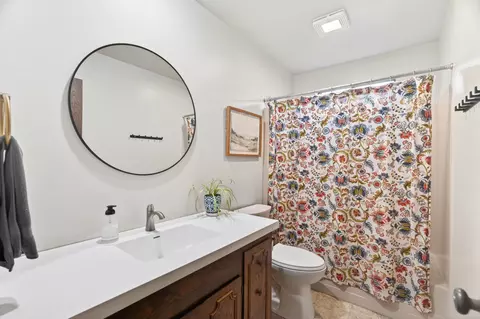Bath - 2202 Corral Ct, Redding, CA 96002 photo 3 of 4