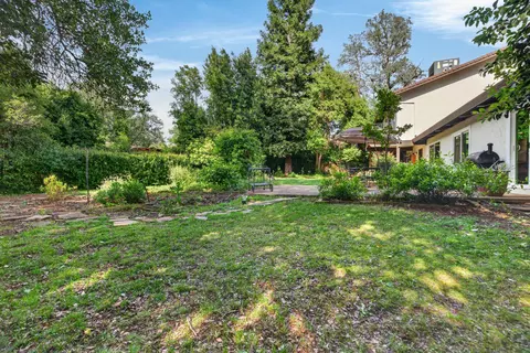 Exterior - 2202 Corral Ct, Redding, CA 96002 photo 12 of 13