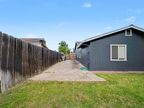 Exterior - 7034 David Trl, Redding, CA 96001 photo 6 of 8