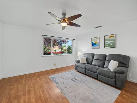 Living - 7034 David Trl, Redding, CA 96001 photo 2 of 2