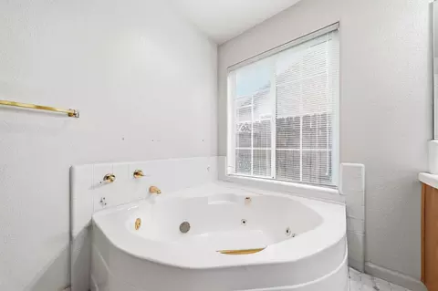 Bath - 3764 Eagle Pkwy, Redding, CA 96001 photo 2 of 4