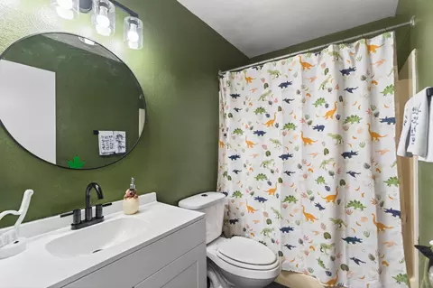 Bath - 3733 Capricorn Way, Redding, CA 96002 photo 1 of 2