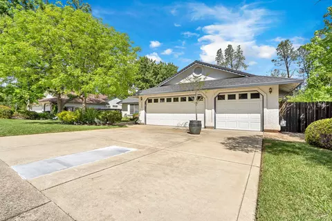 Exterior - 2252 Wicklow St, Redding, CA 96001 photo 2 of 13