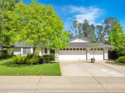 2252 Wicklow St, Redding, CA 96001