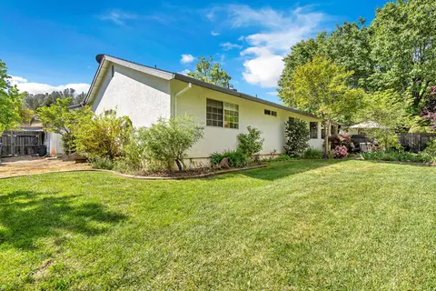 Exterior - 2252 Wicklow St, Redding, CA 96001 photo 9 of 13