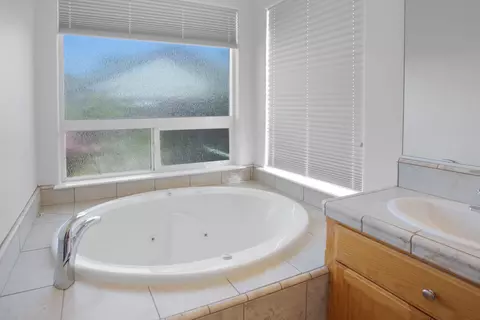 Bath - 655 Mammoth Path, Redding, CA 96003 photo 3 of 5
