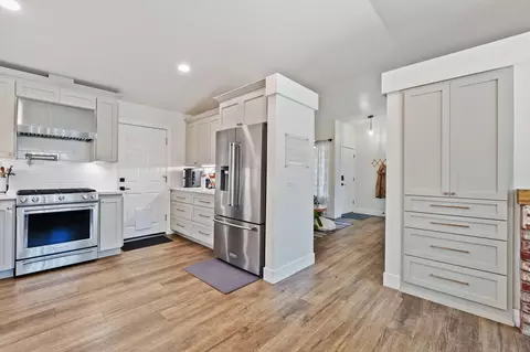 Entry Way - 2178 Hemingway St, Redding, CA 96003 photo 1 of 1
