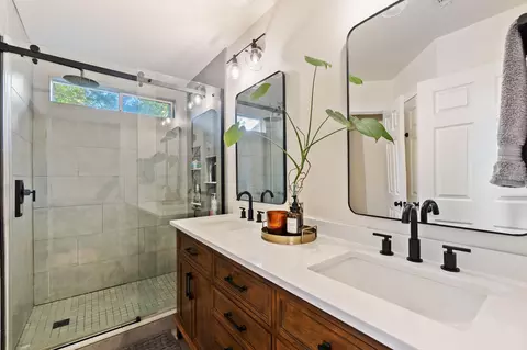 Bath - 2178 Hemingway St, Redding, CA 96003 photo 1 of 2