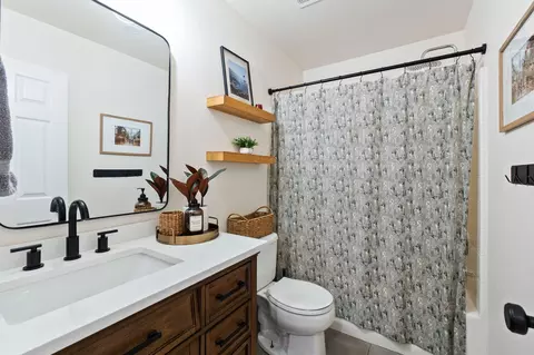 Bath - 2178 Hemingway St, Redding, CA 96003 photo 2 of 2
