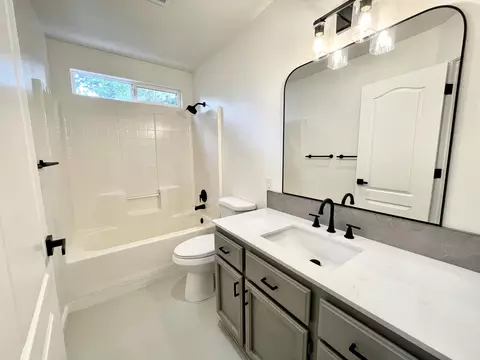 Bath - 5370 Cedars Rd, Redding, CA 96001 photo 3 of 3
