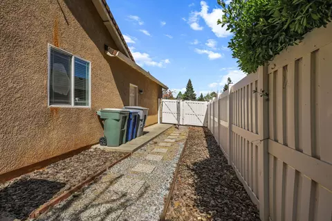 Exterior - 2341 Suzette Ave, Redding, CA 96002 photo 7 of 8