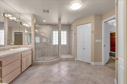 Bath - 7038 Riata Dr, Redding, CA 96002 photo 1 of 5