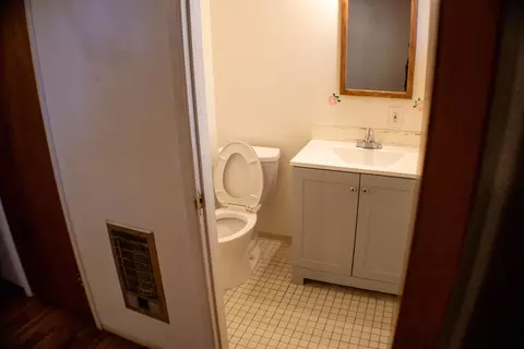 Bath - 1610 Oakdale Ct, Redding, CA 96002 photo 3 of 3