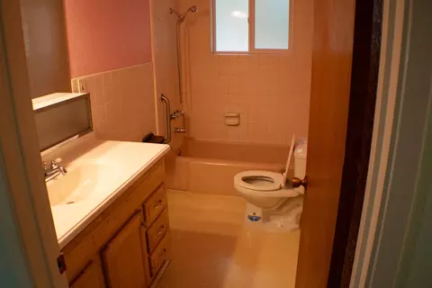 Bath - 1610 Oakdale Ct, Redding, CA 96002 photo 2 of 3