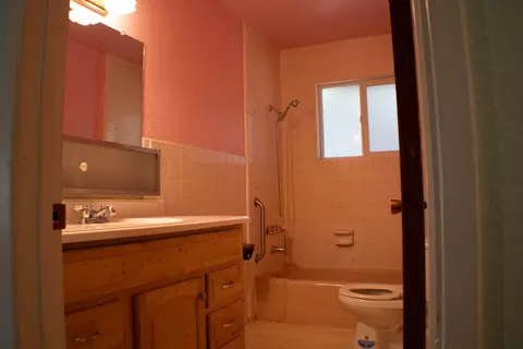 Bath - 1610 Oakdale Ct, Redding, CA 96002 photo 1 of 3