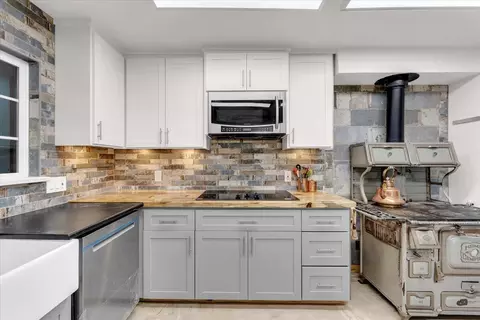 Kitchen - 29865 E Highway 299, Round Mountain, CA 96084 photo 6 of 13