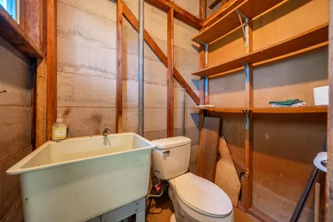 Bath - 1209 C St, Redding, CA 96002 photo 1 of 2