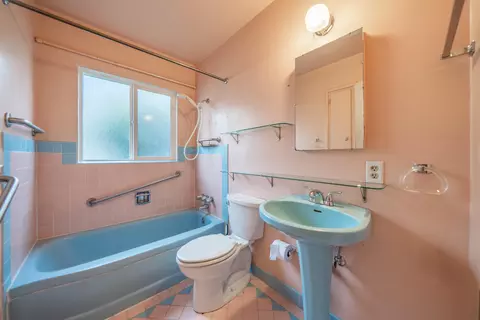 Bath - 1209 C St, Redding, CA 96002 photo 2 of 2