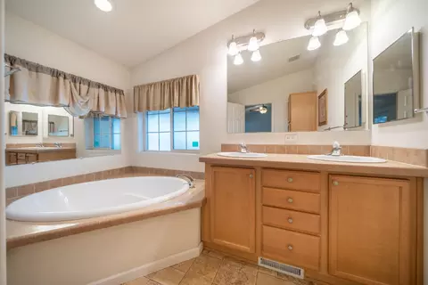 Bath - 22151 Ravine Ct, Redding, CA 96003 photo 1 of 2