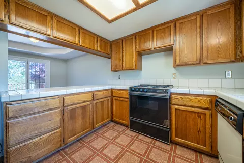 Kitchen - 2736 Crystal Tree Dr, Redding, CA 96001 photo 4 of 6