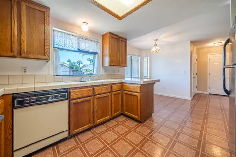 Kitchen - 2736 Crystal Tree Dr, Redding, CA 96001 photo 5 of 6