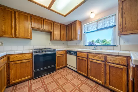 Kitchen - 2736 Crystal Tree Dr, Redding, CA 96001 photo 3 of 6