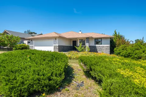 2736 Crystal Tree Dr, Redding, CA 96001