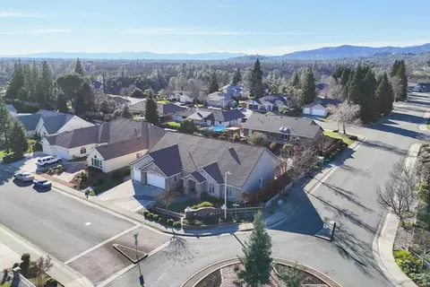 View/Area - 2318 Crescent Moon Ct, Redding, CA 96001 photo 4 of 7