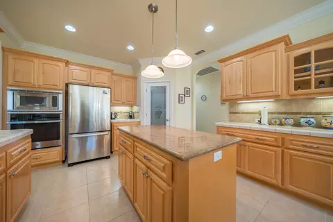 Kitchen - 2318 Crescent Moon Ct, Redding, CA 96001 photo 3 of 8