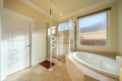 Bath - 2318 Crescent Moon Ct, Redding, CA 96001 photo 1 of 6