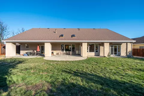 Exterior - 2318 Crescent Moon Ct, Redding, CA 96001 photo 6 of 8