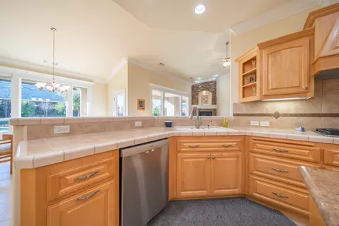 Kitchen - 2318 Crescent Moon Ct, Redding, CA 96001 photo 6 of 8