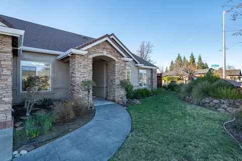 Exterior - 2318 Crescent Moon Ct, Redding, CA 96001 photo 5 of 8