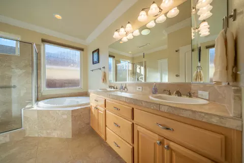 Bath - 2318 Crescent Moon Ct, Redding, CA 96001 photo 3 of 6