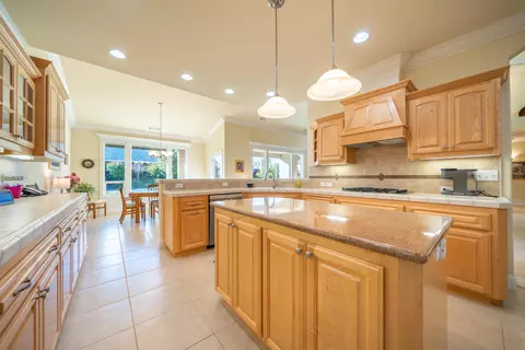 Kitchen - 2318 Crescent Moon Ct, Redding, CA 96001 photo 4 of 8