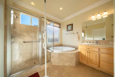 Bath - 2318 Crescent Moon Ct, Redding, CA 96001 photo 2 of 6