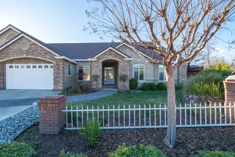 Exterior - 2318 Crescent Moon Ct, Redding, CA 96001 photo 3 of 8