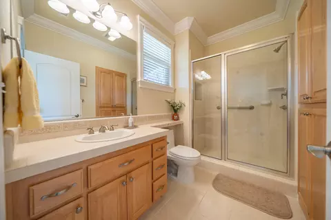 Bath - 2318 Crescent Moon Ct, Redding, CA 96001 photo 4 of 6