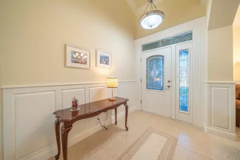 Entry Way - 2318 Crescent Moon Ct, Redding, CA 96001 photo 2 of 3