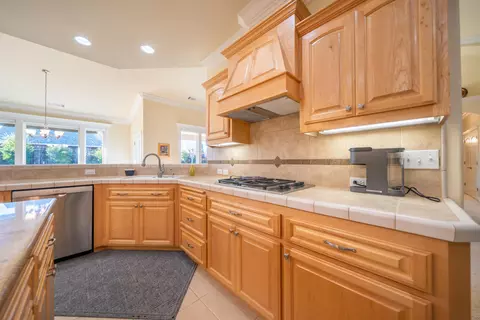 Kitchen - 2318 Crescent Moon Ct, Redding, CA 96001 photo 5 of 8