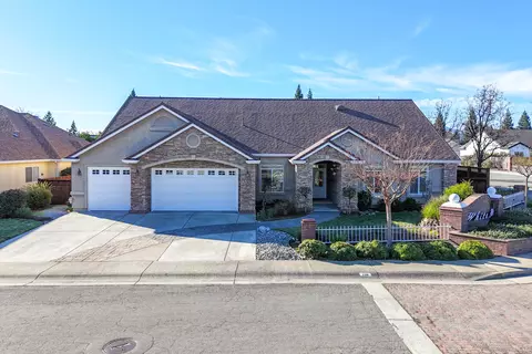 2318 Crescent Moon Ct, Redding, CA 96001