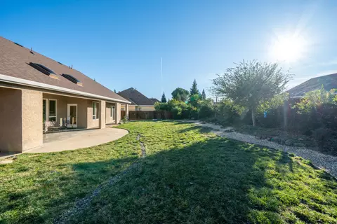 Exterior - 2318 Crescent Moon Ct, Redding, CA 96001 photo 7 of 8