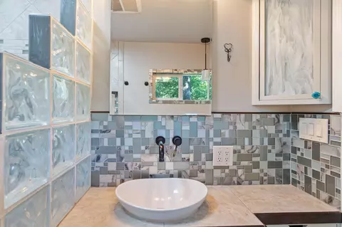 Bath - 1363 College View Dr, Redding, CA 96003 photo 3 of 4