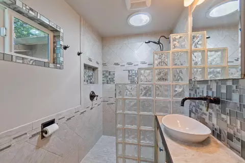 Bath - 1363 College View Dr, Redding, CA 96003 photo 1 of 4